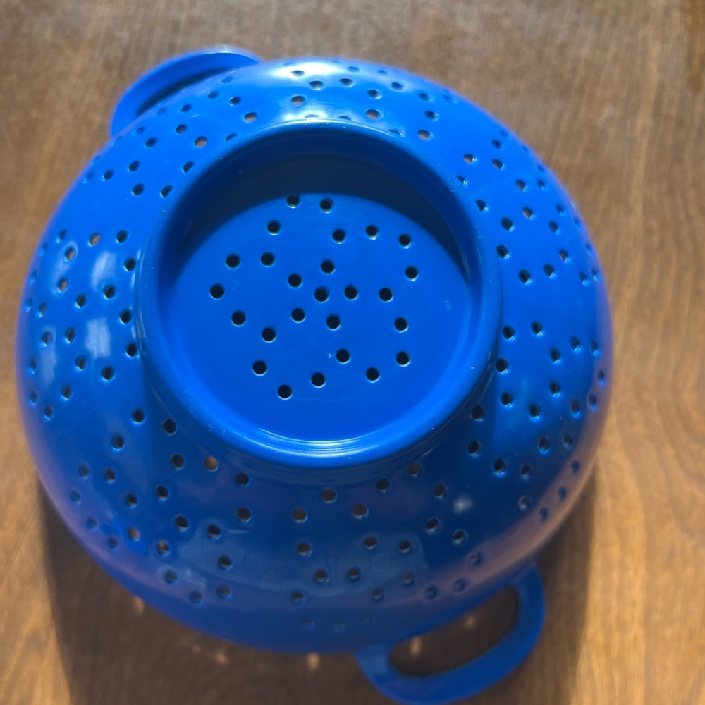 Blue Colander with Handles - Picture 2 of 3